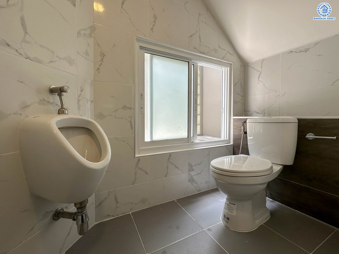 บ้านมือสองตกแต่งใหม่ โครงการ โนเบิล วานา วัชรพล ดีไซน์สุดโดดเด่น เนื้อที่ 67.5 ตร.ว. ฟังก์ชันจัดเต็ม 3 ห้องนอน 4 ห้องน้ำ 1 ห้องแม่บ้าน จอดรถได้ 2 คัน บนทำเลเดินทางสะดวก ใกล้เซ็นทรัลรามอินทรา, จุดขึ้นทางด่วน "สุขาภิบาล5-1" และรถไฟฟ้าสายสีชมพู "สถานีวัชรพล"